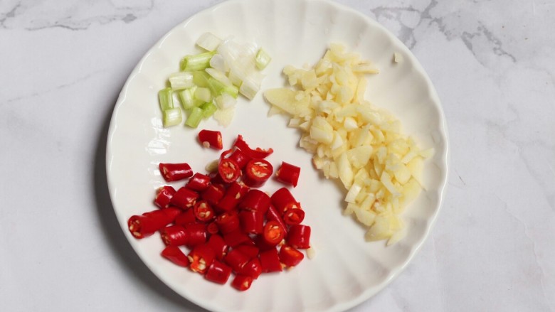 秋葵这样做,香脆美味营养高,<a style='color:red;display:inline-block;' href='/shicai/ 82'>小米椒</a>、蒜末、葱段切好备用