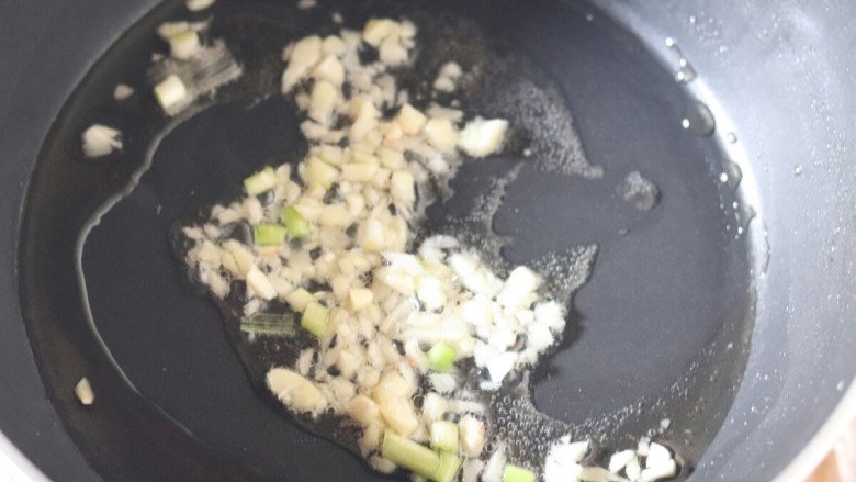 秋葵这样做,香脆美味营养高,下蒜末、葱段爆香