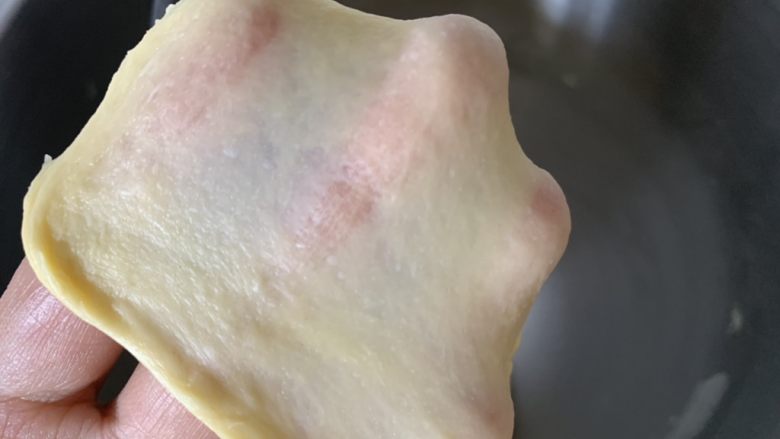 椰蓉面包卷,一直揉到可以拉出结实不易破的薄膜,就开始发酵