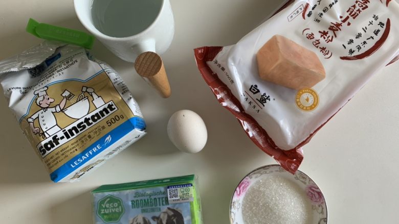 椰蓉面包卷,准备好所有食材,纯净水提前放冷冻冰冷