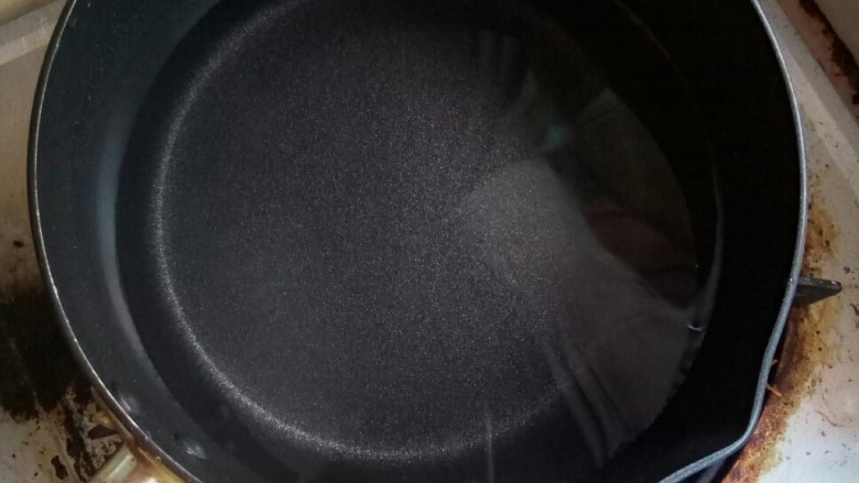 煮苹果 #调理肠胃食谱#,雪平锅中,倒入水。