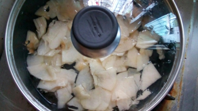 煮苹果 #调理肠胃食谱#,盖上锅盖大火煮苹果。