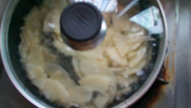 煮苹果 #调理肠胃食谱#,煮至沸腾,转小火。