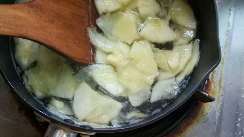 煮苹果 #调理肠胃食谱#,用木勺搅动。