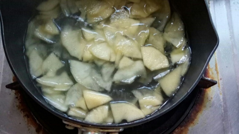 煮苹果 #调理肠胃食谱#,煮十分钟关火。