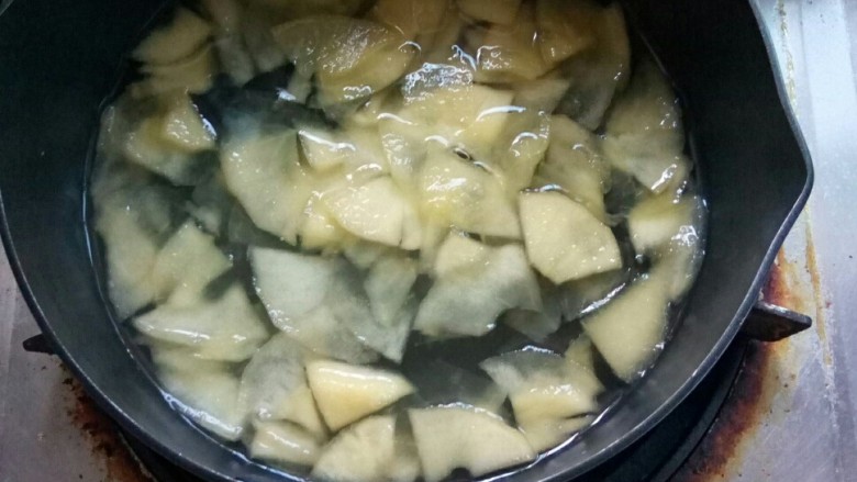 煮苹果 #调理肠胃食谱#,煮好的苹果汤。