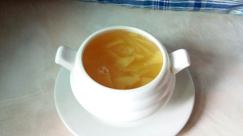 煮苹果 #调理肠胃食谱#,盛入炖盅中。