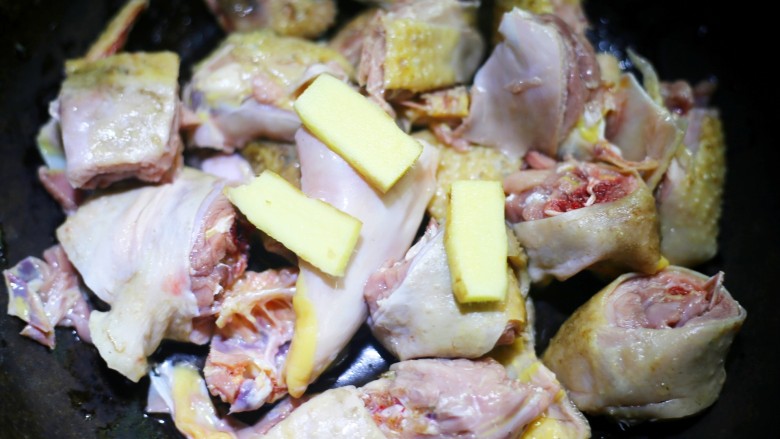 山药香菇玉米土鸡汤,鸡肉放入锅中,加三片姜。