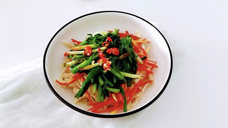 凉拌鸡胸肉,凉拌鸡胸肉肉不柴,味道鲜美,色泽亮丽,在做法上好吃又健康,赶紧试试吧,如果正在健身或者保持体重,非它莫属了。愿大家吃好每一餐,过好每一天!