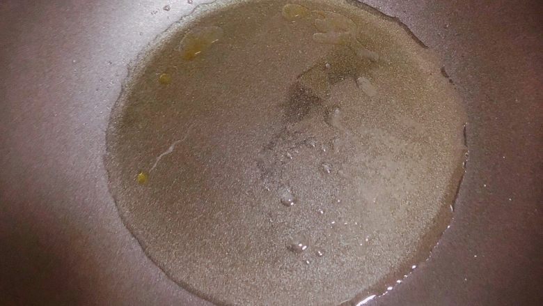 咖喱鸡土豆意面,锅中烧油,放入5克白糖,小火烧至融化。