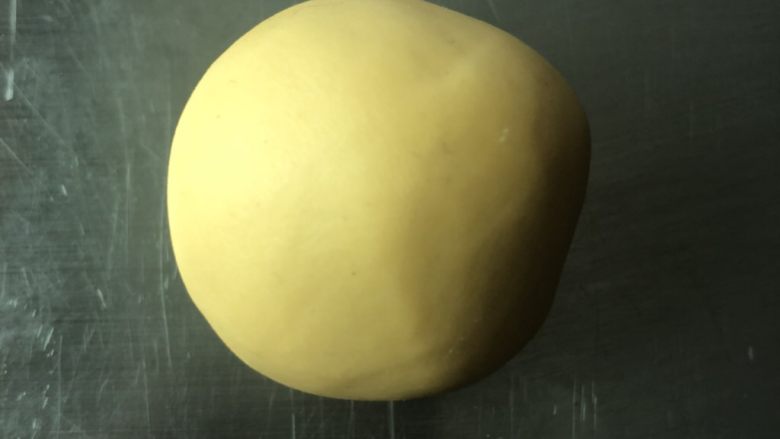 菠萝小可爱～冰棍馒头,<a style='color:red;display:inline-block;' href='/shicai/ 519'>面粉</a> <a style='color:red;display:inline-block;' href='/shicai/ 7594'>南瓜泥</a> <a style='color:red;display:inline-block;' href='/shicai/ 731'>酵母</a> <a style='color:red;display:inline-block;' href='/shicai/ 10588'>糖</a> 混合揉面 <a style='color:red;display:inline-block;' href='/shicai/ 519'>面粉</a>的量可以做四个馒头