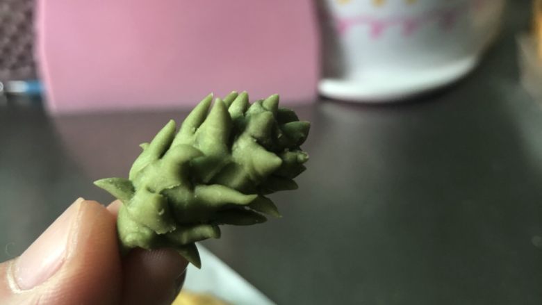 菠萝小可爱～冰棍馒头,用剪刀剪出小叶子