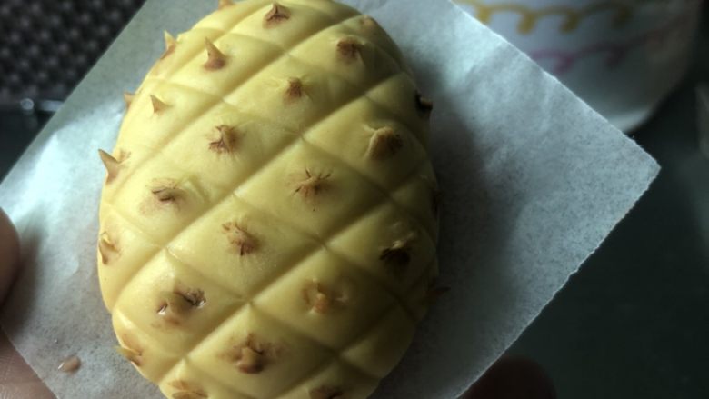 菠萝小可爱～冰棍馒头,剪子剪出菠萝的小尖尖 抹上可可粉