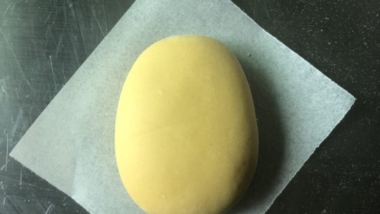 菠萝小可爱～冰棍馒头,分割好面团 揉圆 压扁