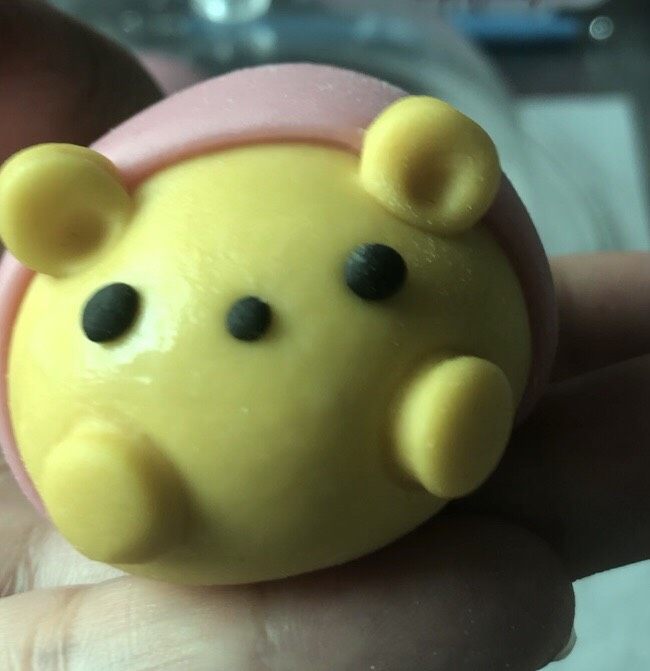 南瓜馒头~维尼,竹炭粉少许 调出黑色 搓成小圆球做眼睛和小鼻子