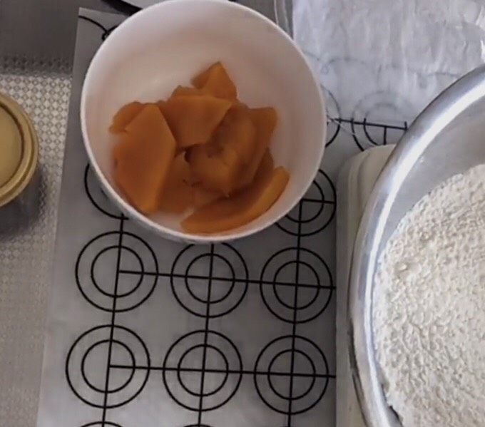 南瓜馒头~维尼,南瓜切片蒸十分钟左右