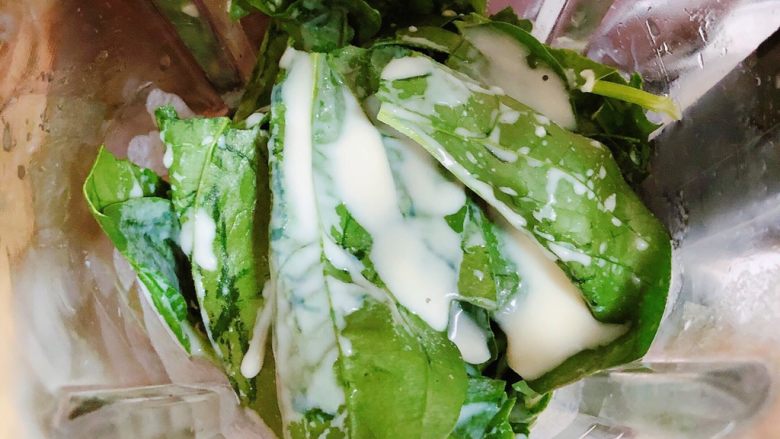 菠菜鸡蛋糕(豆浆版),倒入250ml豆浆。