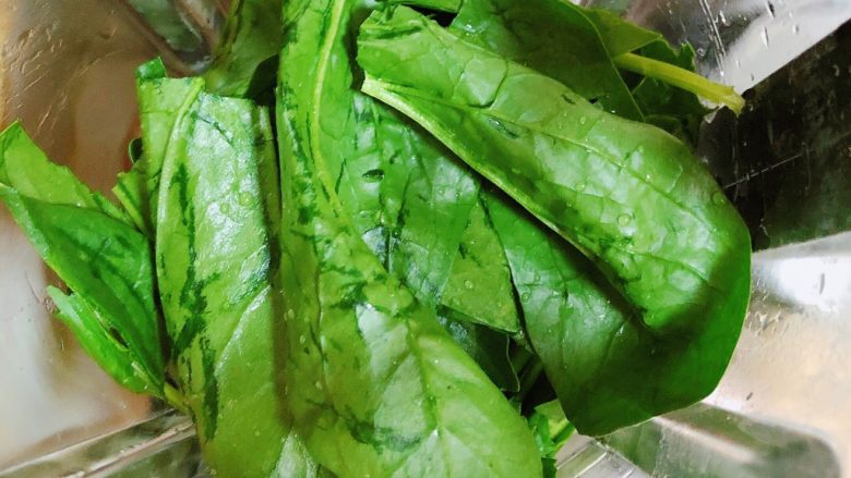 菠菜鸡蛋糕(豆浆版),将菠菜撕断放入破壁机中。