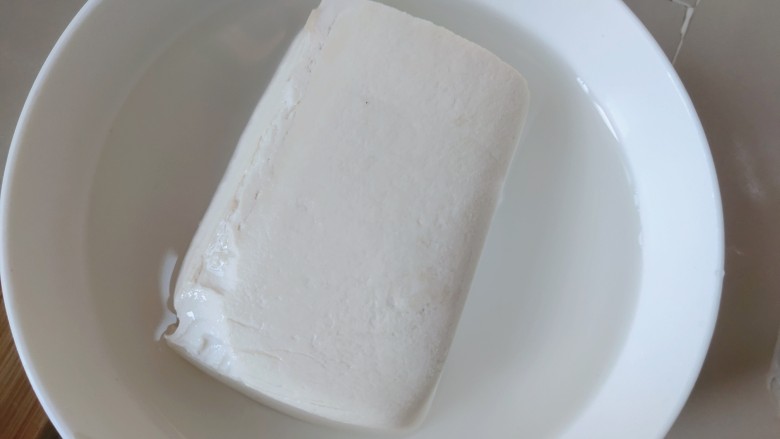 豆腐小面,<a style='color:red;display:inline-block;' href='/shicai/ 465'>豆腐</a>切小块,约食指一指节大小