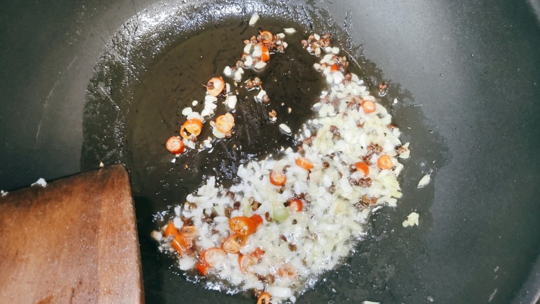 豆腐小面,热锅凉油,放入姜蒜,花椒,小米椒炒香