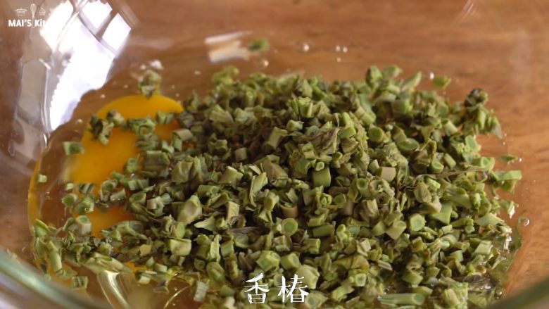 自制外脆内松【香椿华夫饼】,倒入香椿碎,搅拌均匀