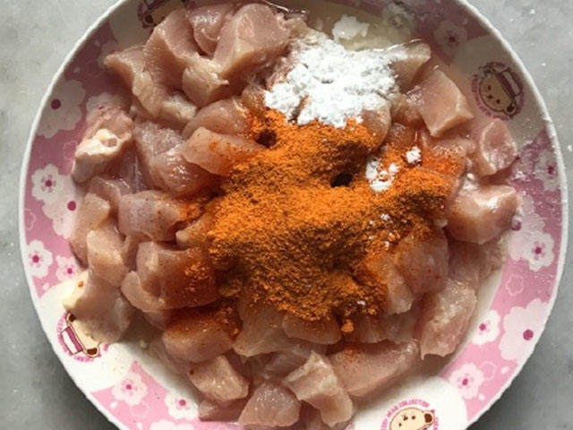 印度坦度里烤串串,鸡胸肉放入印度坦度里腌翅料生粉搅拌均匀腌制20分钟!