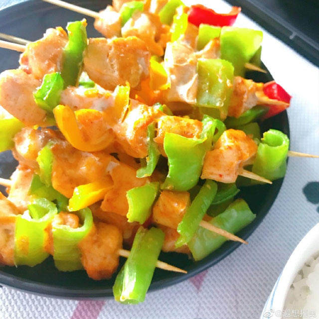 印度坦度里烤串串,锡纸刷上一层油,把鸡肉串放入烤盘中,看个人喜欢撒上熟白芝麻
