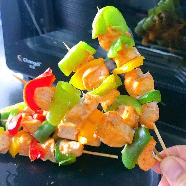 印度坦度里烤串串,温度仅供参考,:每个人的烤箱温度都不一样,我做的方子用自己用的烤箱做的,同款烤箱建议同一温度哈!不同烤箱的建议参考自家烤箱的温度!