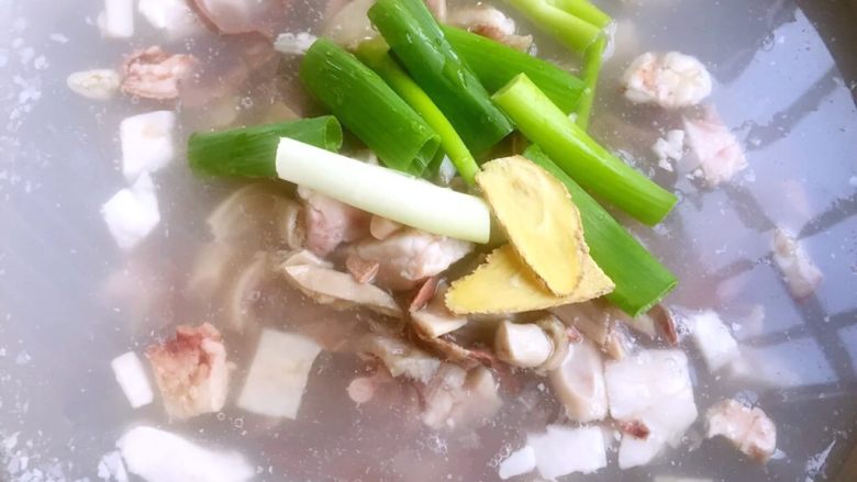 砂锅羊杂汤,锅中倒入适量清水,放入羊杂,葱段和姜片,在倒入适量<a style='color:red;display:inline-block;' href='/shicai/ 718'>料酒</a>~