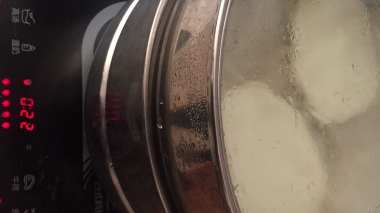 小太阳酱爆鸡柳豆角,上锅蒸,上气后蒸十分钟。