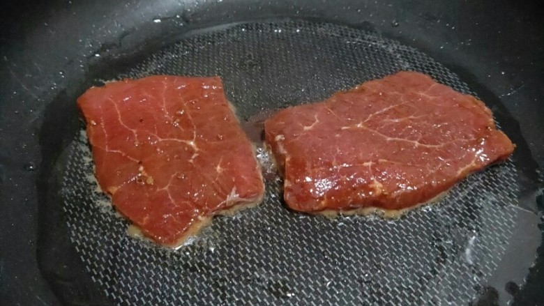 迷迭香黑胡椒牛排,锅烧热,加入<a style='color:red;display:inline-block;' href='/shicai/ 887'>黄油</a>煎腌制好的牛排