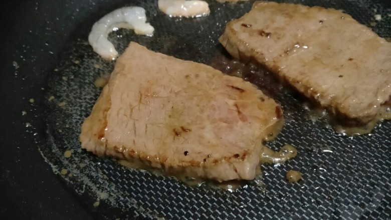 迷迭香黑胡椒牛排,两面煎至看自己喜欢熟一点的还是7/8分熟的,自己把握,个人口味来做