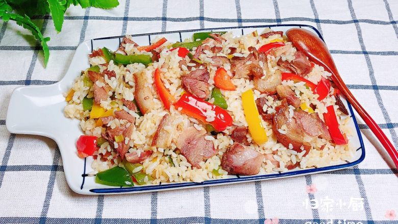 彩椒肘花肉炒饭(5分钟快手炒饭),再来一张成品图,分分钟吃光光的节奏。