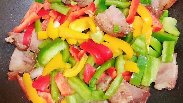 彩椒肘花肉炒饭(5分钟快手炒饭),放入彩椒,翻炒均匀。