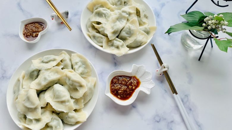 猪肉茴香馅儿饺子🥟,配上好吃的😋蒜泥,来和我一起开动吧😄