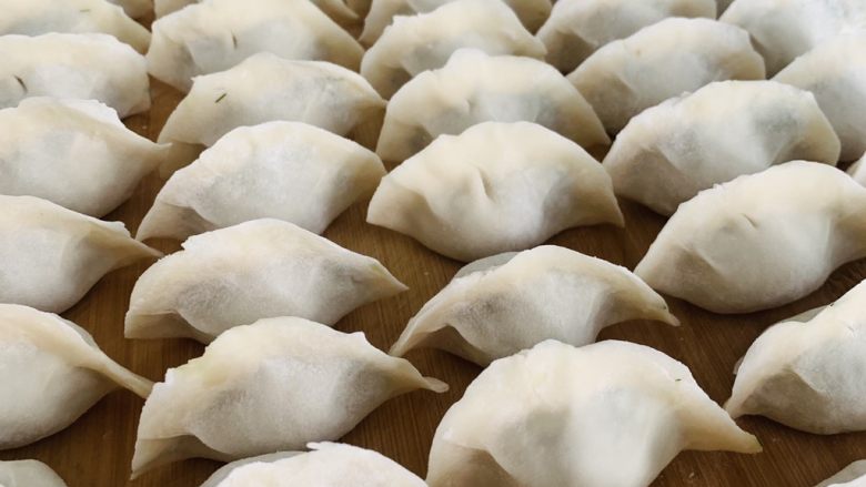 猪肉茴香馅儿饺子🥟,擀好的面皮中加入20克的馅料,双手对捏包成元宝饺子。