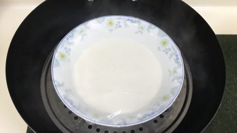 火龙果麻薯面包,趁面团发酵时,来制作下麻薯。除黄油以外的麻薯材料混合拌匀,上沸腾的锅中蒸熟10分,表面凝固且无液体即可。