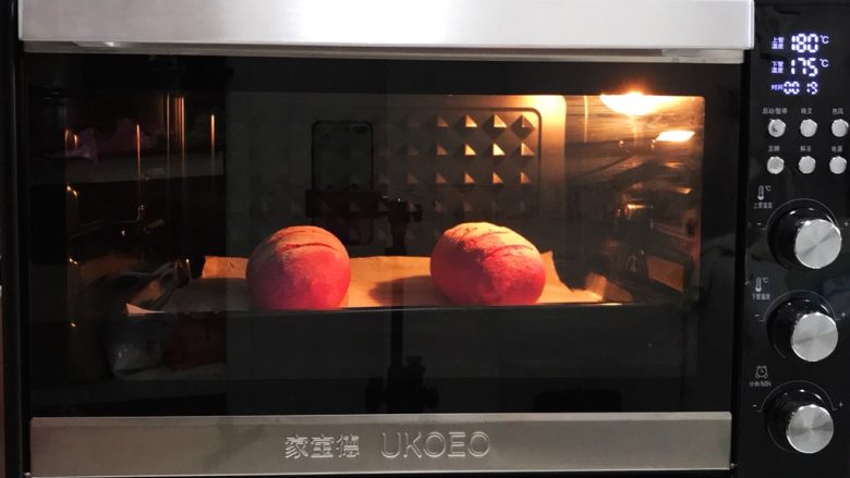 火龙果麻薯面包,入预热好的烤箱中下层,上火180度,下火175度,烘烤时间约为25分钟。