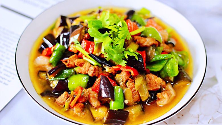 茄丁双椒炒肉丁,下饭又营养丰富的茄丁双椒炒肉丁就出锅了,每次一上桌就光盘。