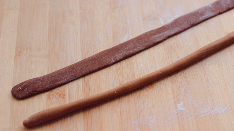 花样豹纹馒头,把两个咖啡小面团分别搓成条状后,把深色面团用擀面杖擀开扁。