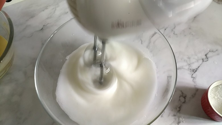 戚风蛋糕6寸,第二次加糖,蛋白细腻没有小泡泡时