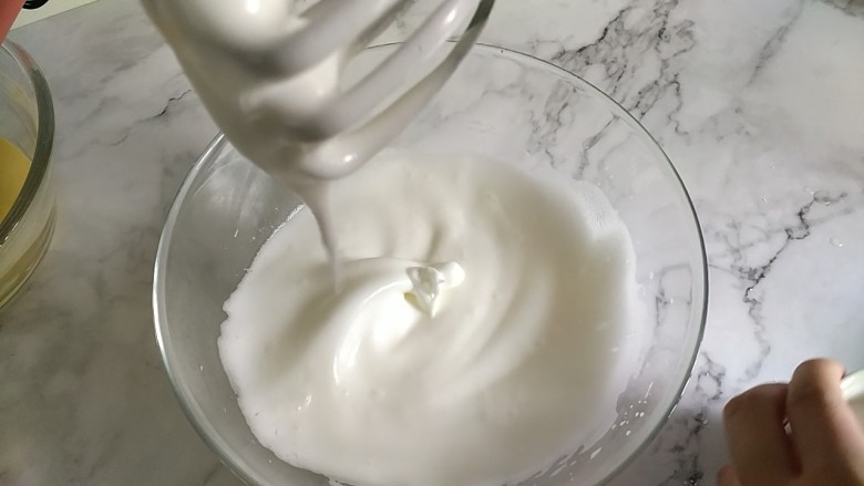 戚风蛋糕6寸,蛋白高速打发,第三次加糖在蛋白出现纹路,提起打蛋器可以出现鸡尾巴的形状