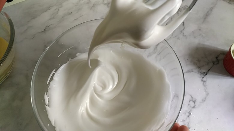 戚风蛋糕6寸,三次加完糖后,用低速打至纹路明显,提起打蛋器可以有一个小弯钩,倒扣盆子蛋白不会滴落。