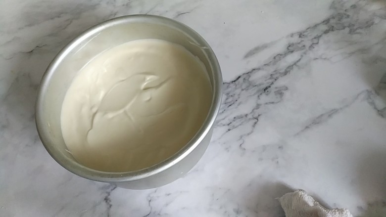 戚风蛋糕6寸,倒入模具从30cm的高处倒入,为的是使气泡排出,倒好后再次轻震模具排出气泡。
