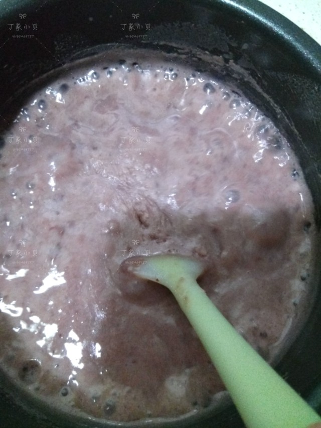 健脾补血之红豆牛奶冻糕(寒天粉版快手简易),搅拌均匀后的豆沙牛奶浆小火煮沸,且继续用小火煮大概1-2分钟离火,在煮的过程中要不断的搅拌,防止浆液糊底。