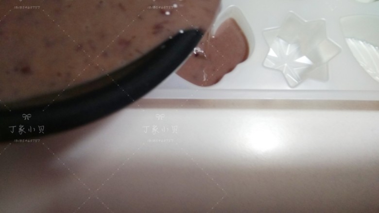 健脾补血之红豆牛奶冻糕(寒天粉版快手简易),
煮好了,稍微晾凉一会会后,导入法焙客水晶果冻模