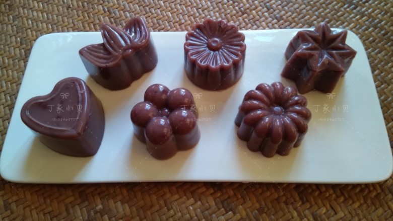 健脾补血之红豆牛奶冻糕(寒天粉版快手简易),脱模啦,轻轻捏住果冻模底部一挤一推轻松滑出