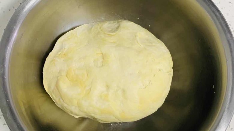 牛角酥,轻柔捏成团即可
‼️不用揉面,不用揉面,不用揉面,