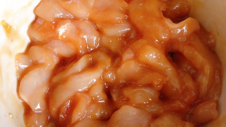 彩椒炒鸡丝,用手搅拌抓匀,腌制1-2分钟入味