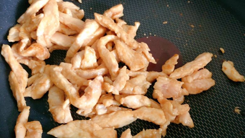 彩椒炒鸡丝,鸡肉小火炒至变色,大概这个程度就可以了